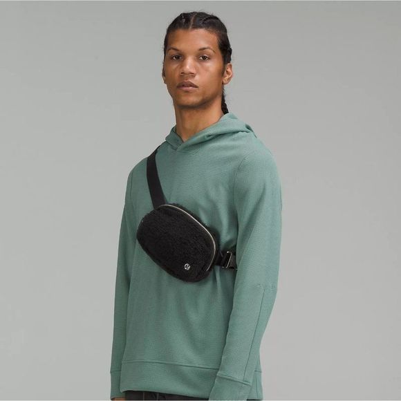 Lululemon Everywhere Belt Bag FLEECE SHERPA Black - Picture 2 of 9